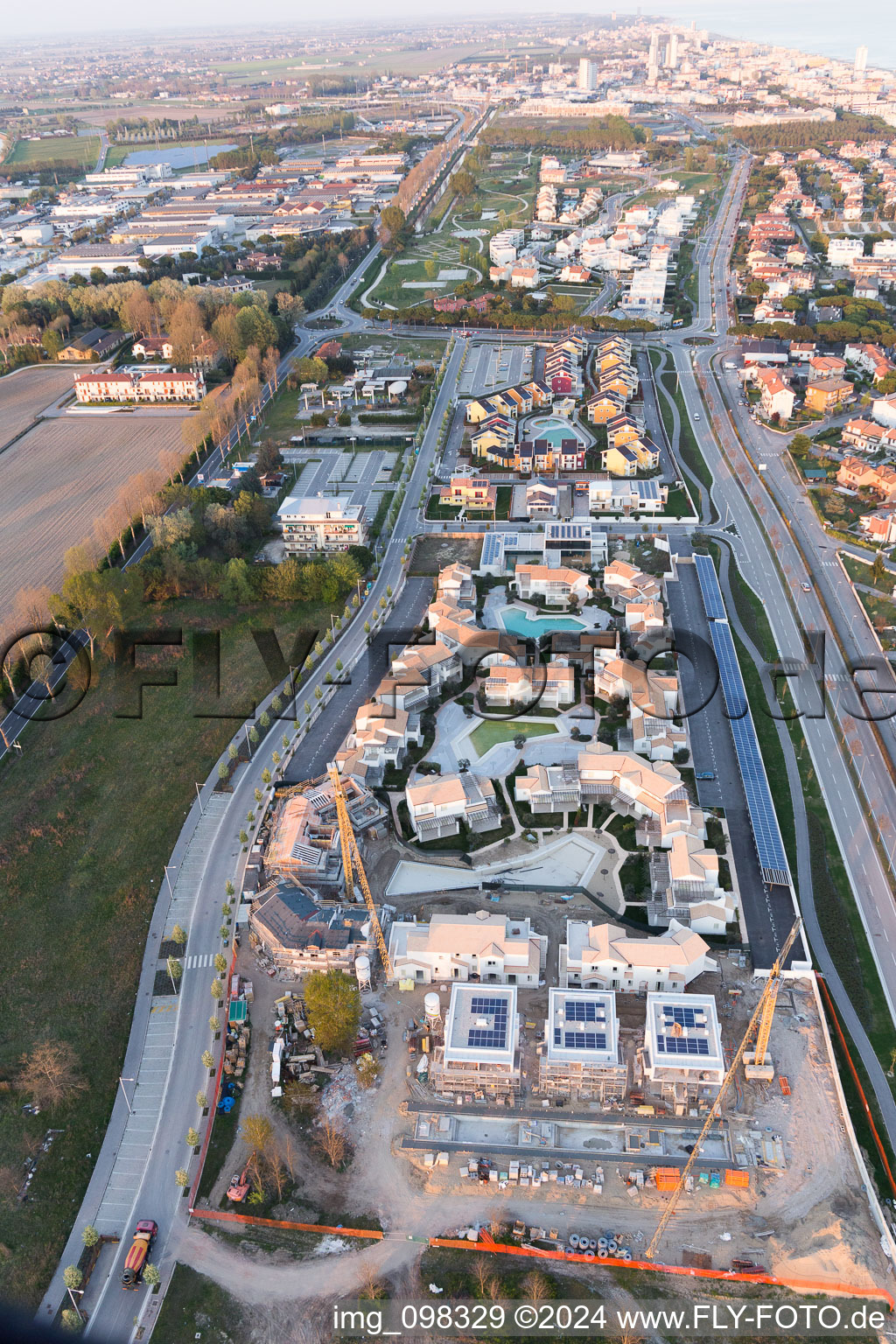 Vue aérienne de Complexe de maisons de vacances dans le parc de vacances Les Maisons en Vénétie à Jesolo dans le département Metropolitanstadt Venedig, Italie