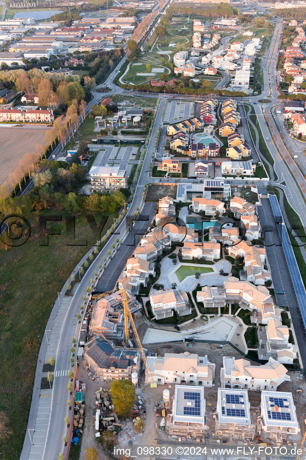 Vue aérienne de Complexe de maisons de vacances dans le parc de vacances Les Maisons en Vénétie à Jesolo dans le département Metropolitanstadt Venedig, Italie