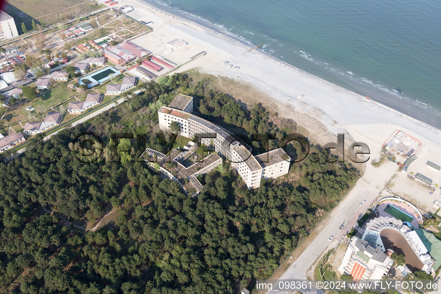 Photographie aérienne de Ancien camp de loisirs pour enfants fascistes Colonia Varese sur l'Adriatique à Milano Marittima en Émilie-Romagne à Cervia dans le département Ravenna, Italie