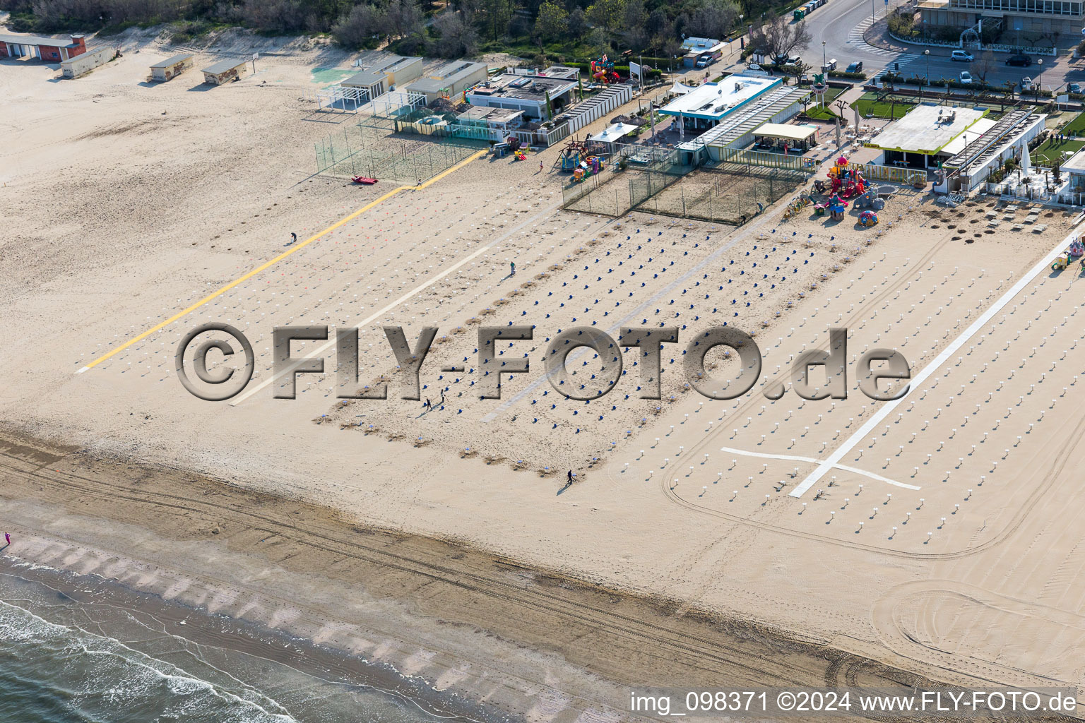 Vue aérienne de Paysage de plage de sable le long de la côte de l'Adriatique avec des rangées vides de transats dans le quartier de Pinarella en Émilie-Romagne à Cervia dans le département Ravenna, Italie