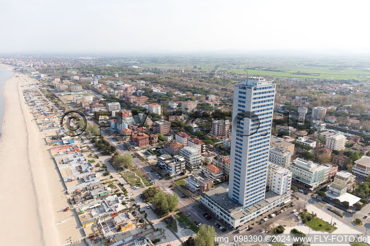 Cesenatico dans le département Émilie-Romagne, Italie depuis l'avion