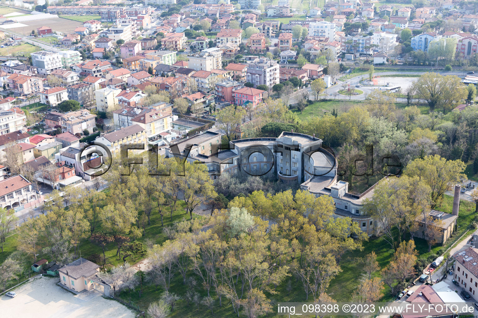 Vue aérienne de Complexe hôtelier en ruine dans le parc de vacances Polo Est 3.0 sur la côte Adriatique à Igea Marina dans le département Émilie-Romagne, Italie