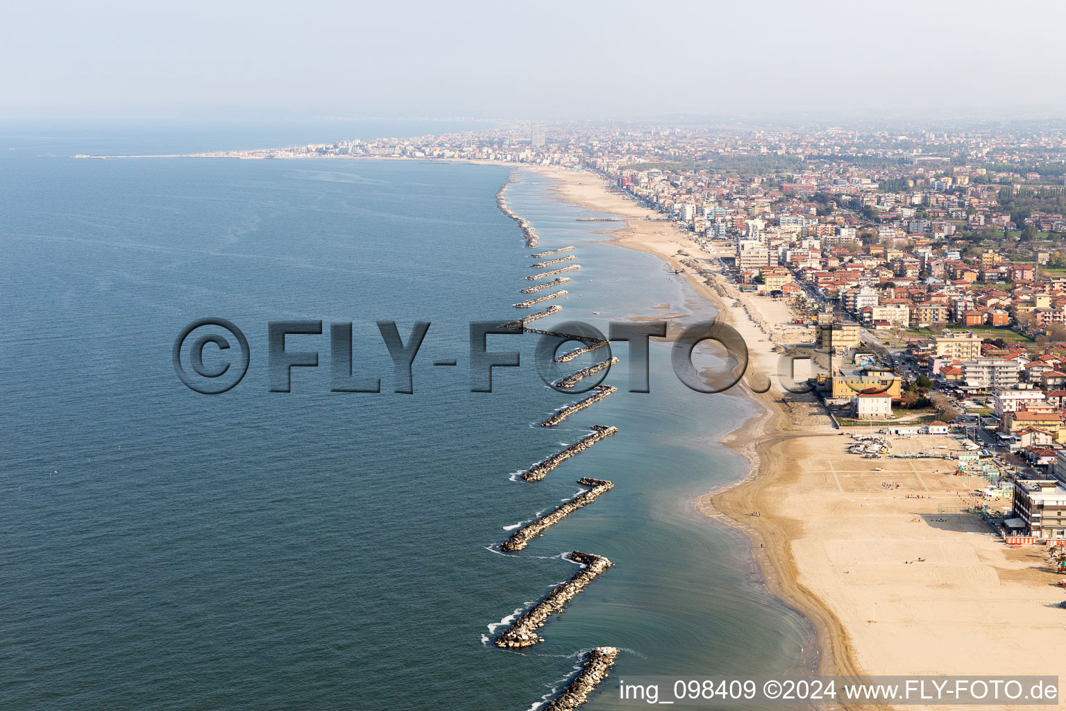 Vue aérienne de Paysage de plage de sable le long de la côte sur l'Adriatique en Émilie-Romagne à Rimini dans le département Rimini, Italie