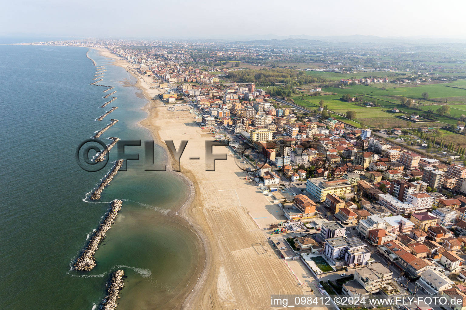 Vue aérienne de Paysage de plage de sable le long de la côte sur l'Adriatique en Émilie-Romagne à Rimini dans le département Rimini, Italie