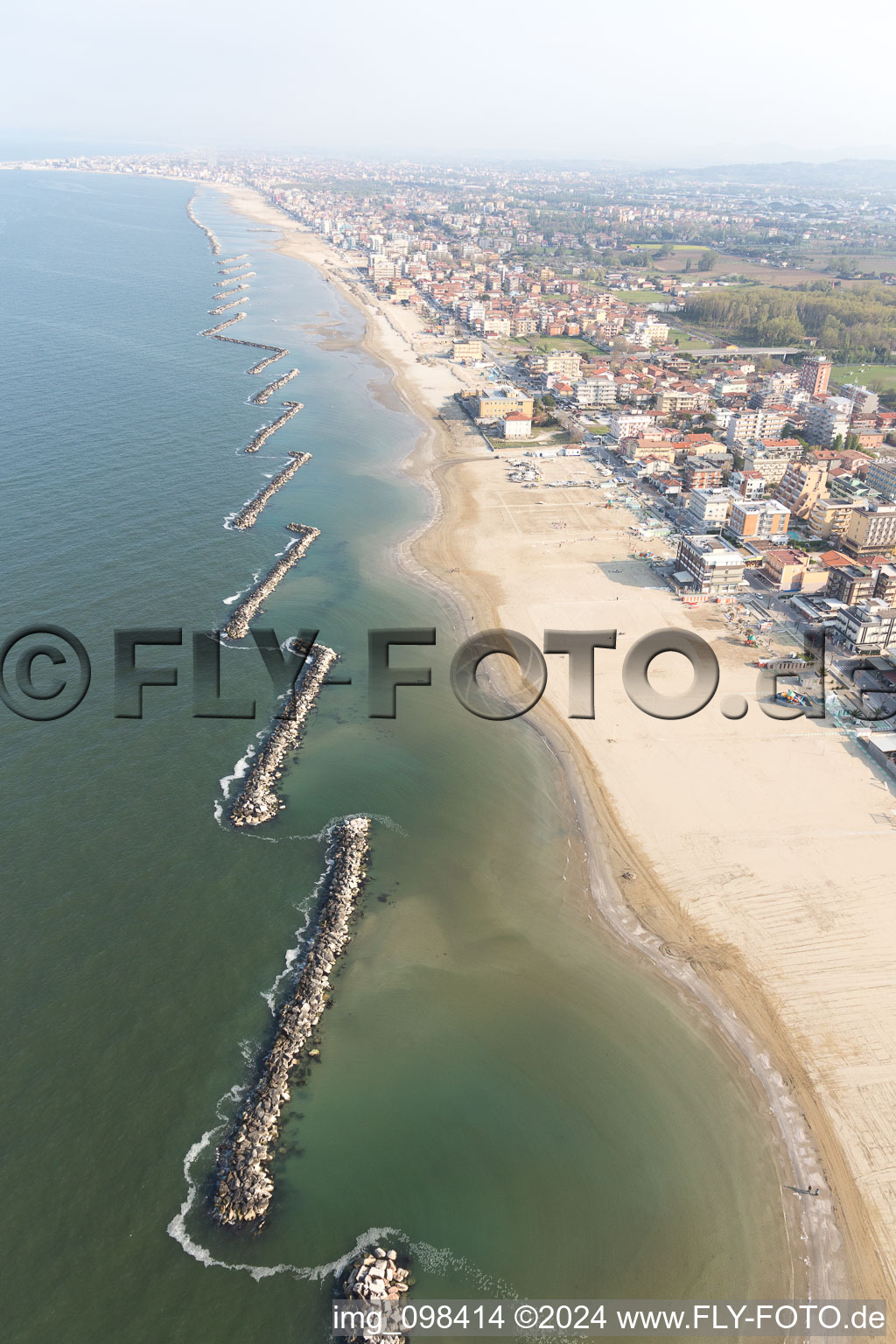 Photographie aérienne de Paysage de plage de sable le long de la côte sur l'Adriatique en Émilie-Romagne à Rimini dans le département Rimini, Italie