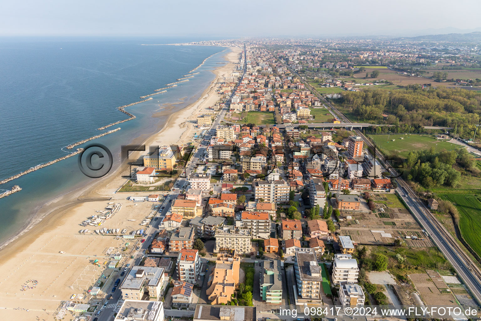 Vue oblique de Paysage de plage de sable le long de la côte sur l'Adriatique en Émilie-Romagne à Rimini dans le département Rimini, Italie