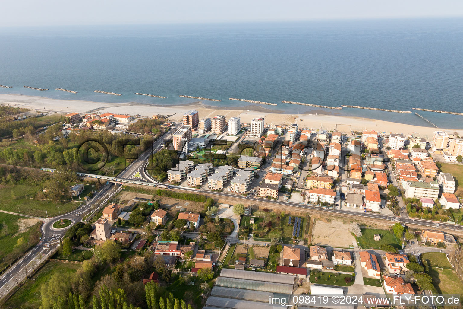 Vue aérienne de Torre Pedrera dans le département Émilie-Romagne, Italie