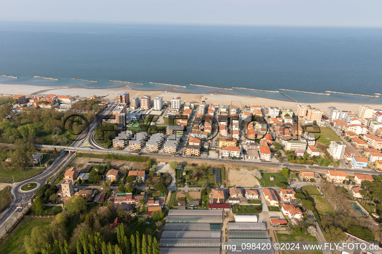 Vue aérienne de Torre Pedrera dans le département Émilie-Romagne, Italie