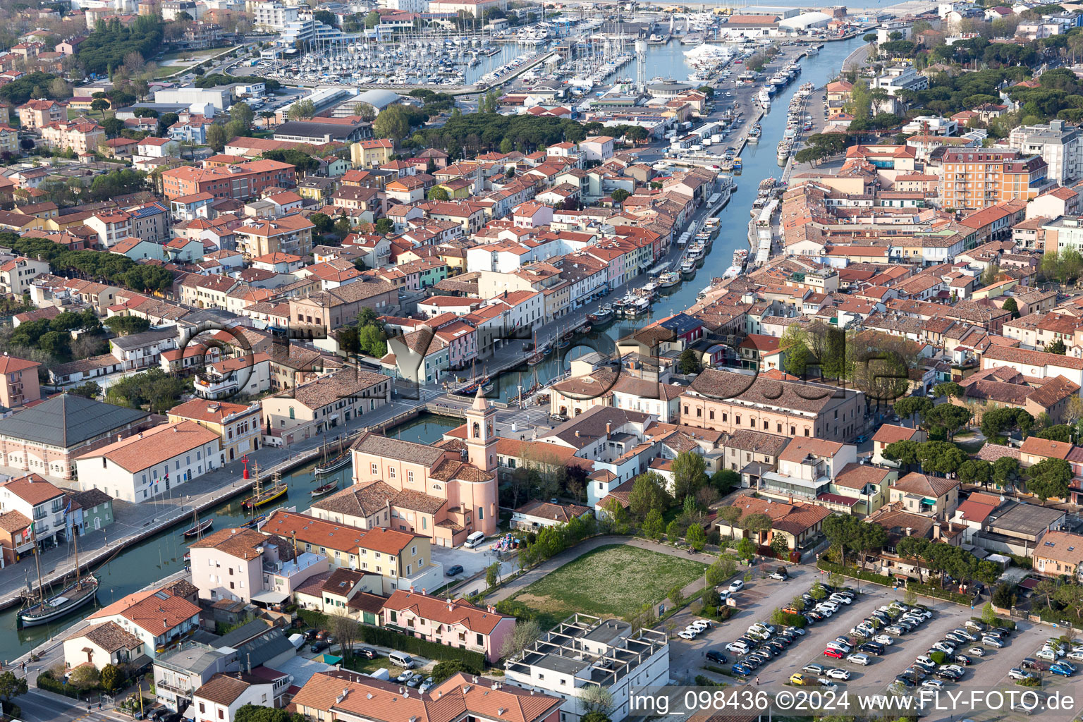 Cesenatico dans le département Forlì-Cesena, Italie vue du ciel