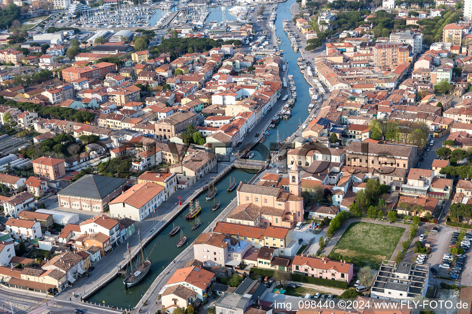 Vue aérienne de Canal jusqu'au port de plaisance avec amarrages pour bateaux de plaisance et amarrages pour bateaux au bord de l'Adriatique en Émilie-Romagne à Cesenatico dans le département Forlì-Cesena, Italie