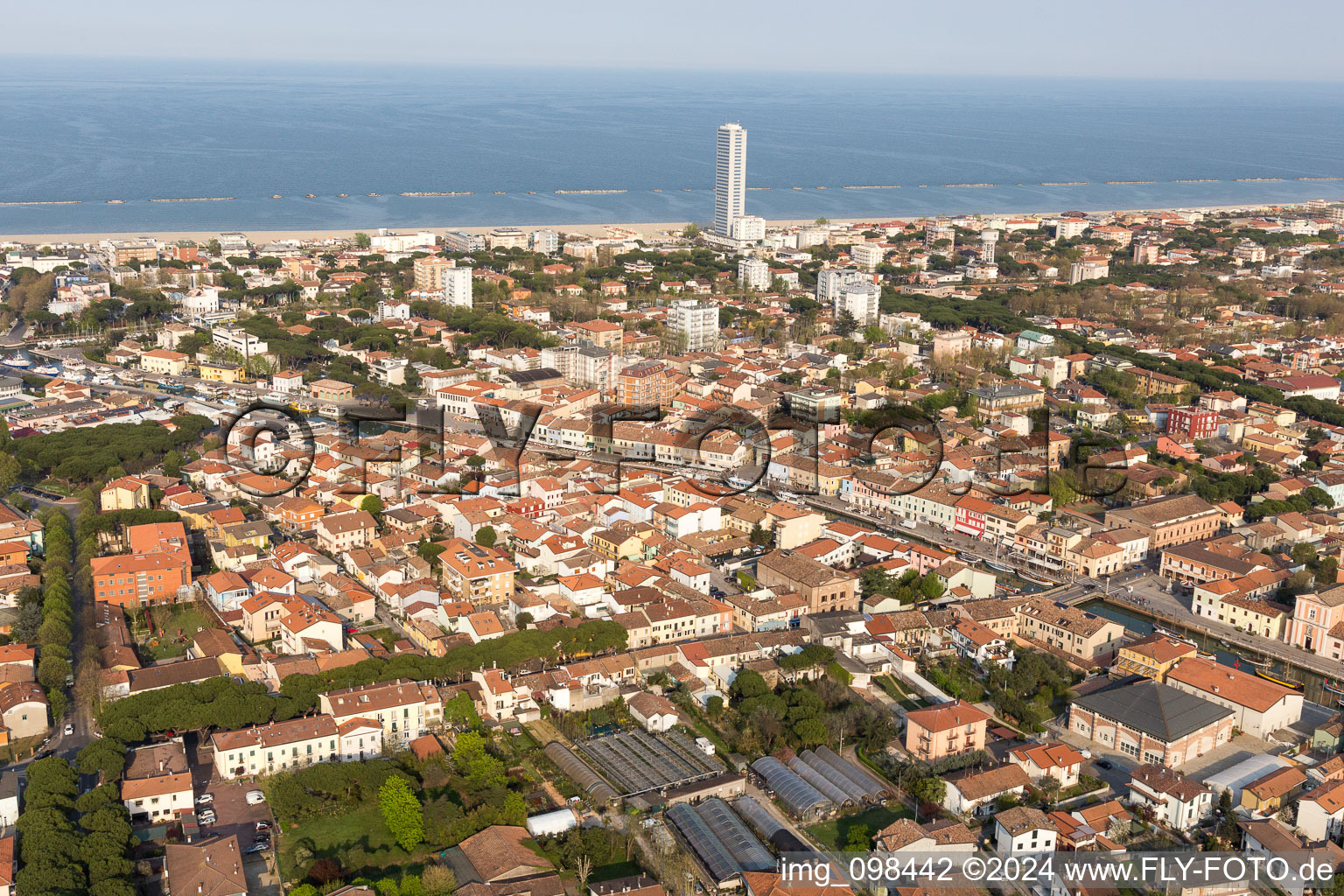 Cesenatico dans le département Forlì-Cesena, Italie d'un drone