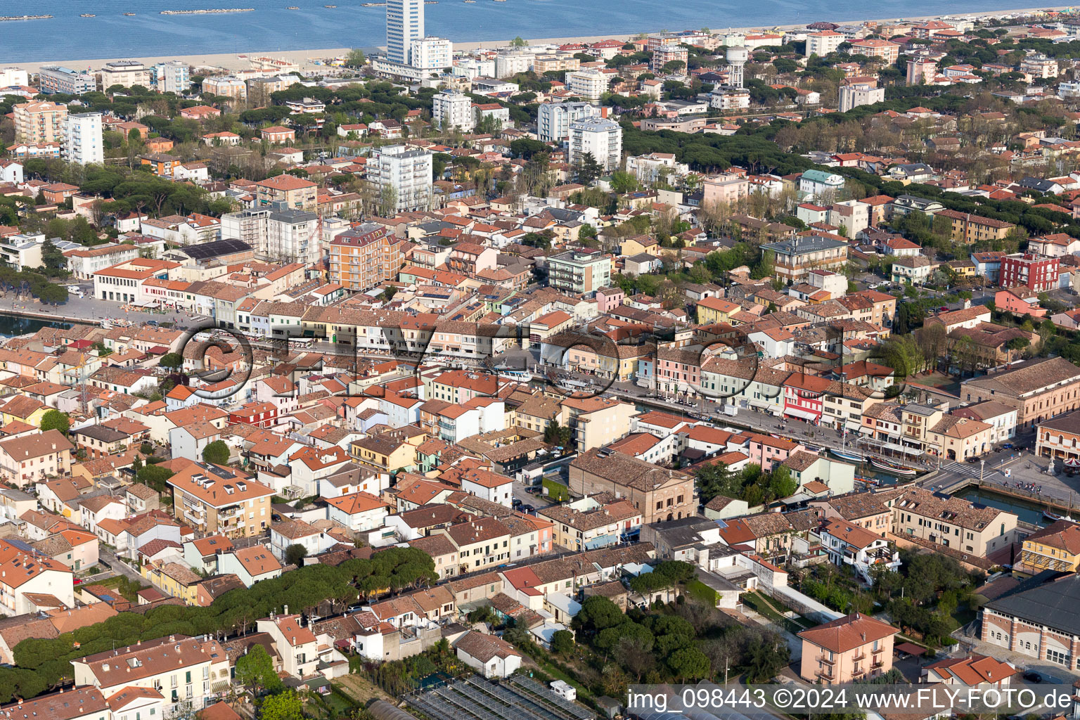 Cesenatico dans le département Forlì-Cesena, Italie vu d'un drone