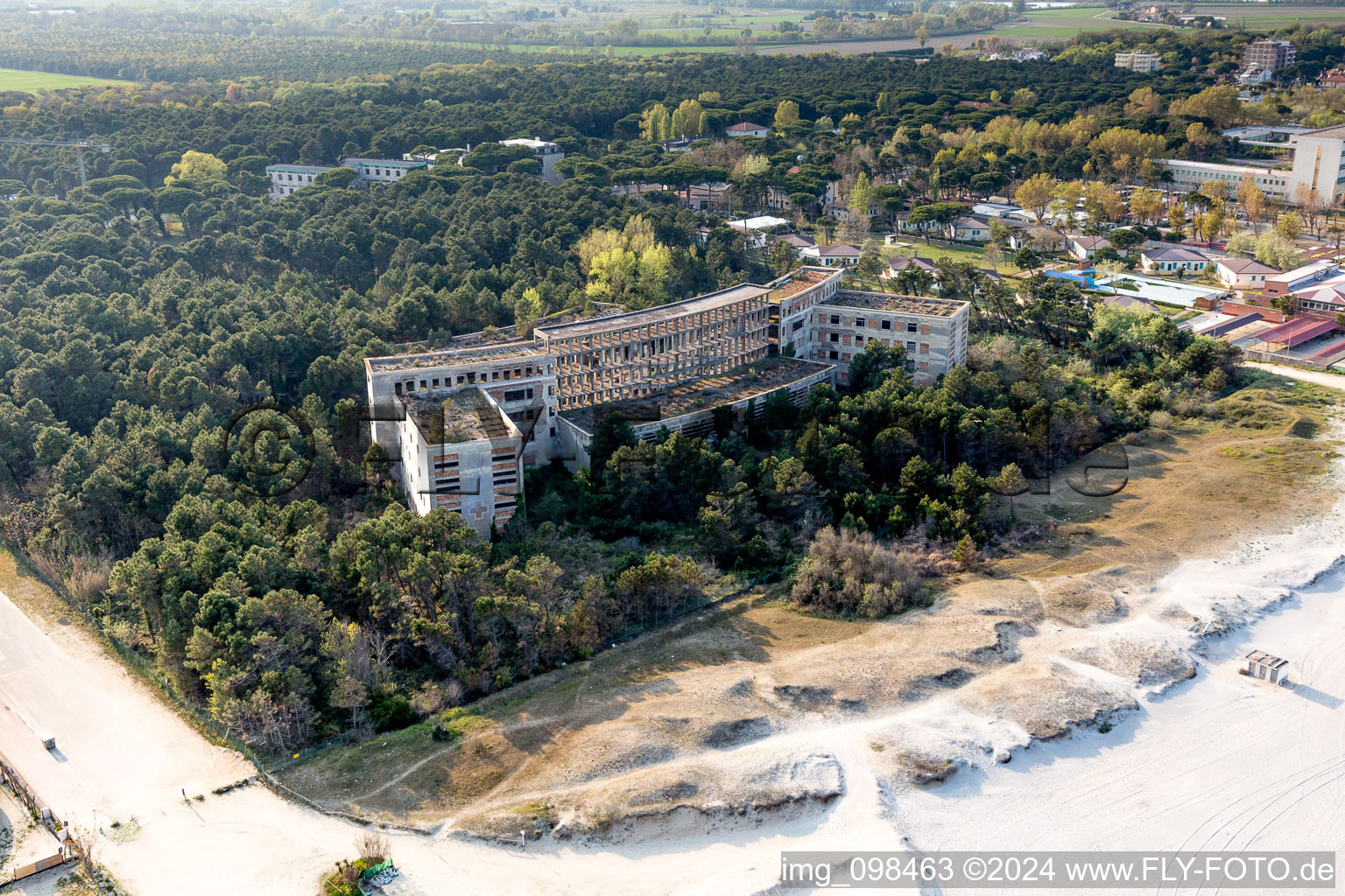 Vue oblique de Ancien camp de loisirs pour enfants fascistes Colonia Varese sur l'Adriatique à Milano Marittima en Émilie-Romagne à Cervia dans le département Ravenna, Italie