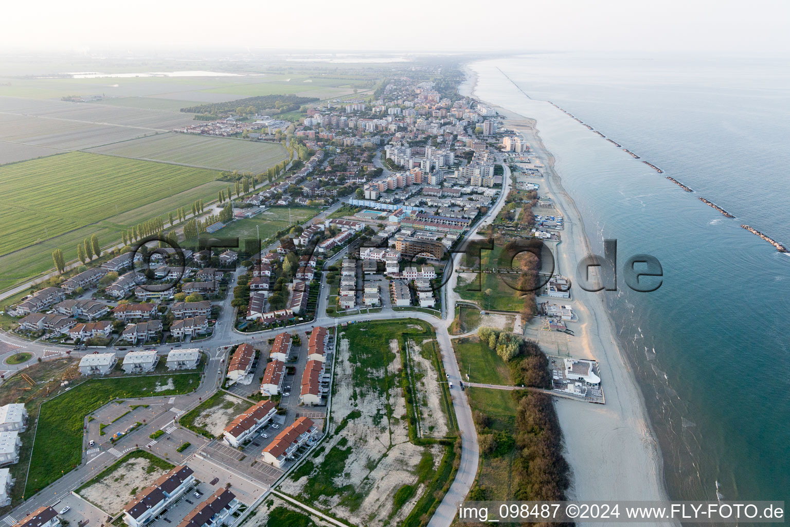 Vue d'oiseau de Lido DI Dante dans le département Émilie-Romagne, Italie