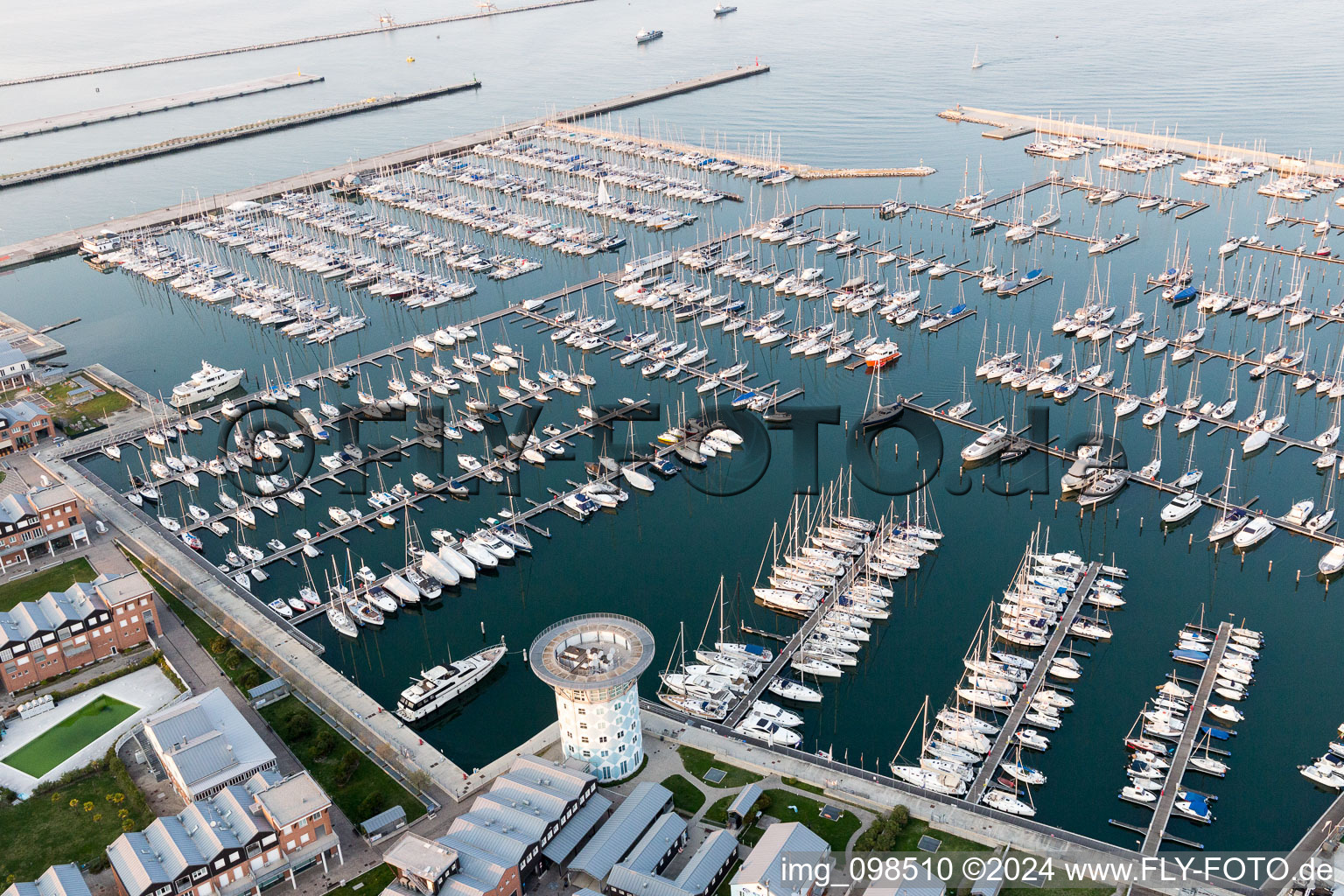 Vue aérienne de Marina avec amarres et postes d'amarrage pour bateaux de plaisance sur le front de mer de Porto Turistico 'Marinara' à Marina di Ravenna en Émilie-Romagne à le quartier Marina di Ravenna in Ravenna dans le département Ravenna, Italie