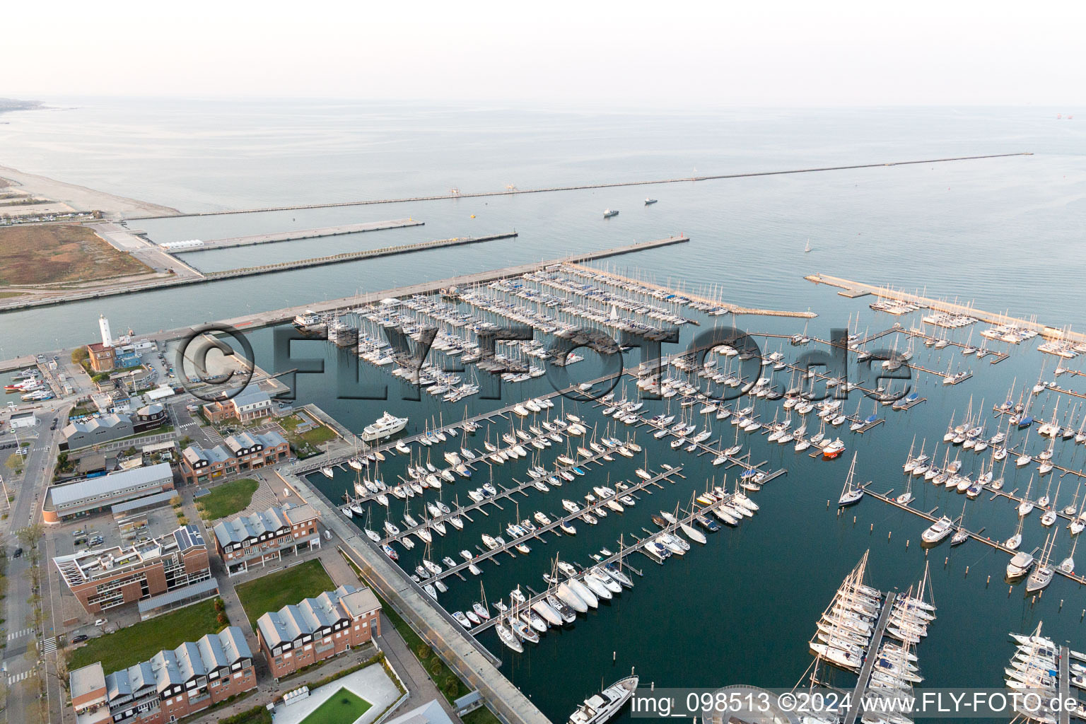 Marina di Ravenna dans le département Émilie-Romagne, Italie vue d'en haut