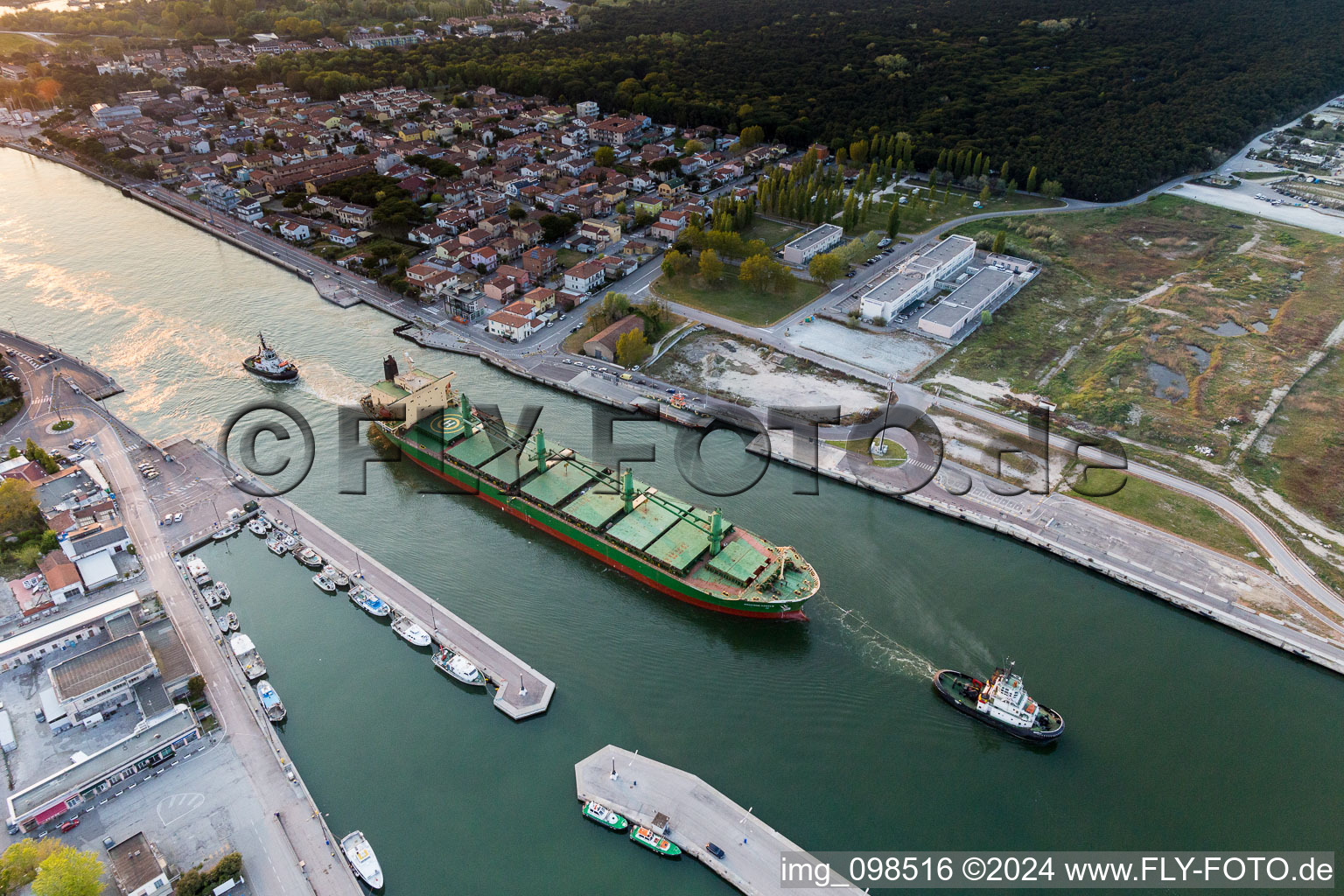 Vue aérienne de Cargo et vraquier remorqués vers l'Adriatique à Marina di Ravenna en Émilie-Romagne à le quartier Marina di Ravenna in Ravenna dans le département Ravenna, Italie