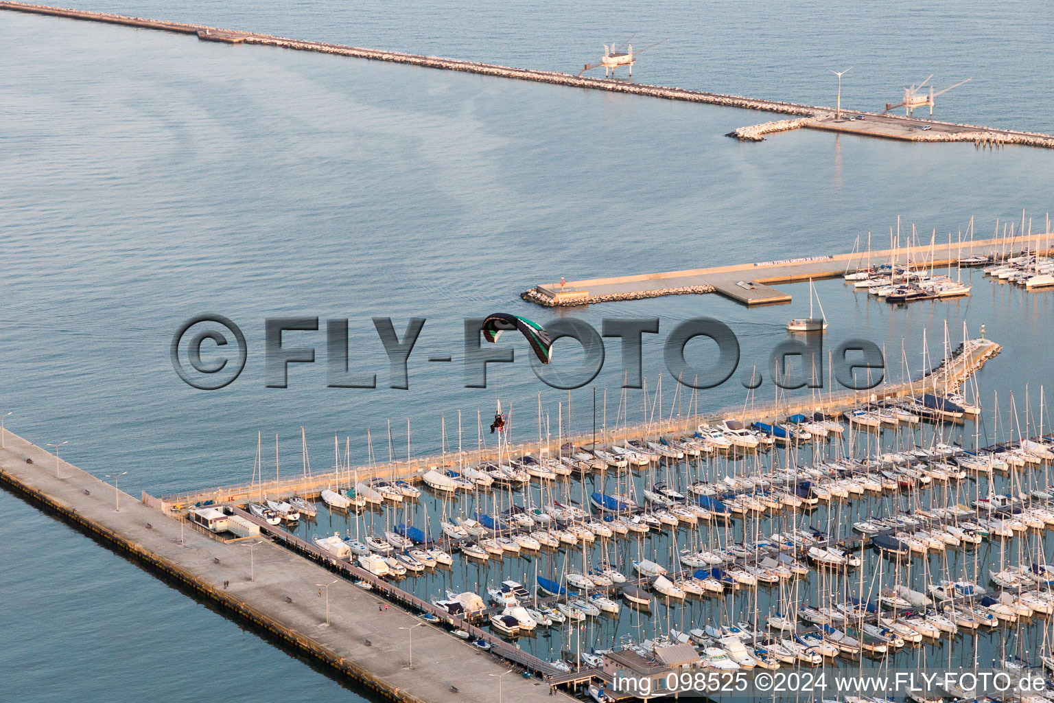 Vue d'oiseau de Porto Corsini dans le département Émilie-Romagne, Italie