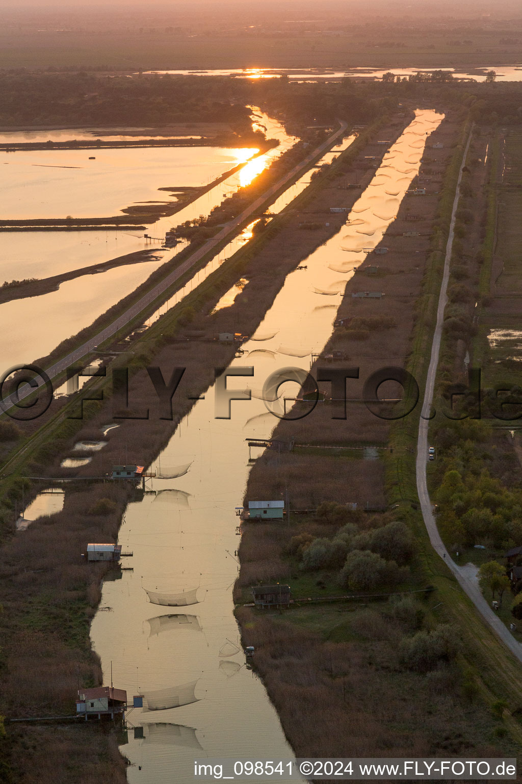 Vue aérienne de Filets de pêche sur la jetée sur la côte de l'Adriatique à Marina Romea en Émilie-Romagne à Ravenna dans le département Ravenna, Italie