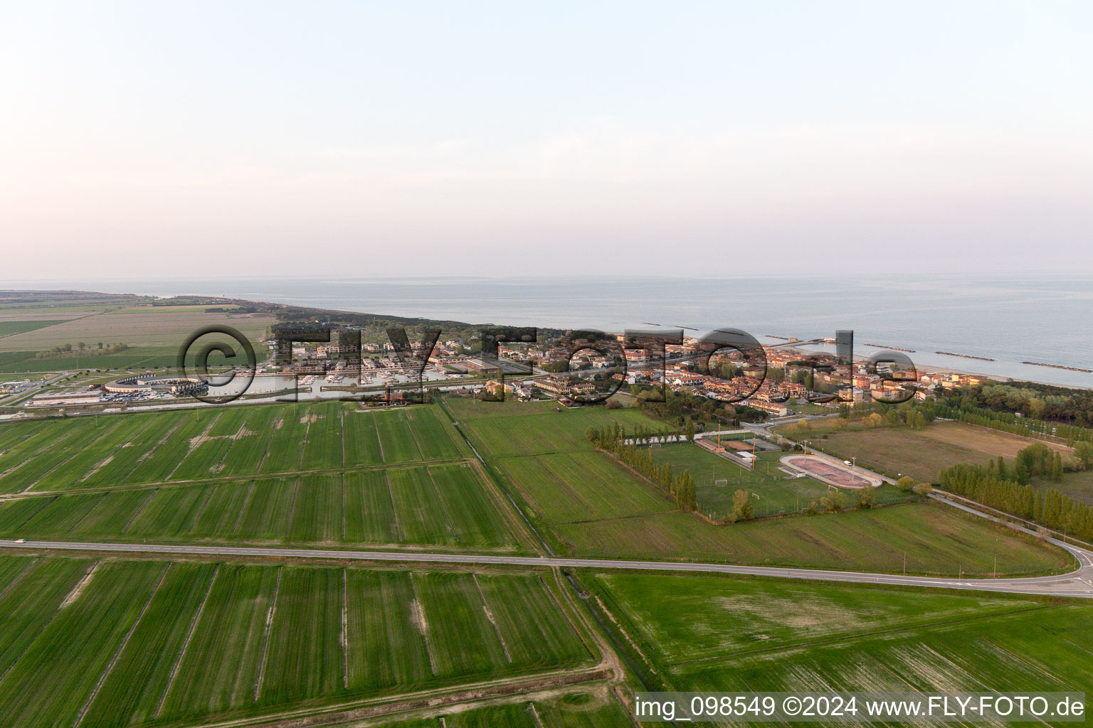 Vue aérienne de Casalborsetti dans le département Émilie-Romagne, Italie