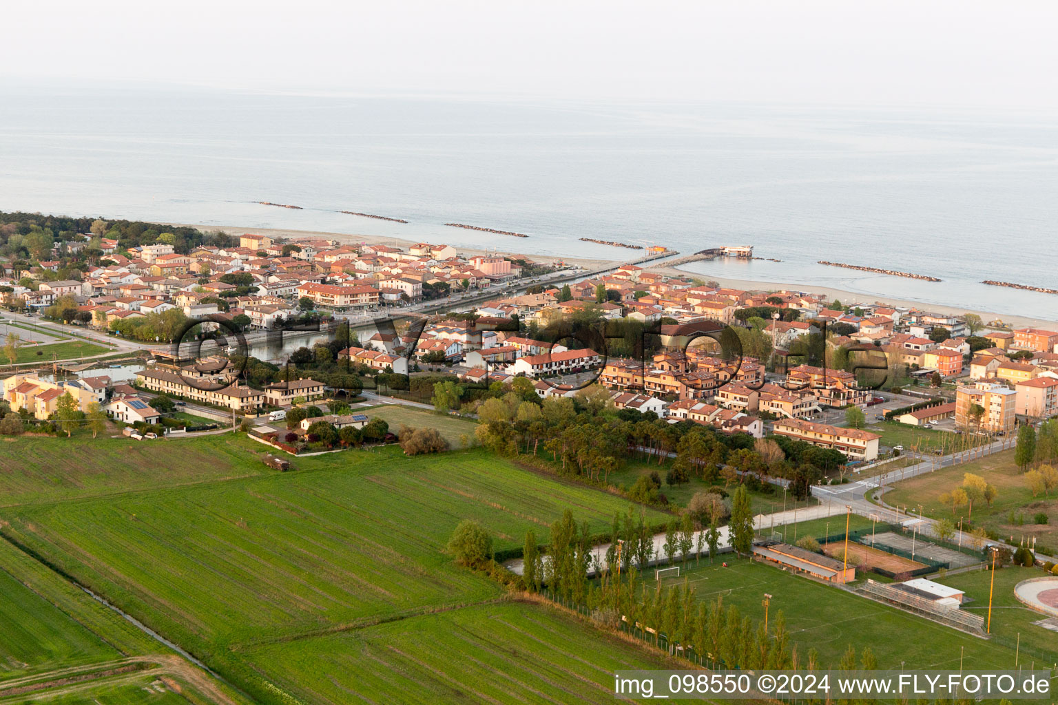 Vue aérienne de Casalborsetti dans le département Émilie-Romagne, Italie