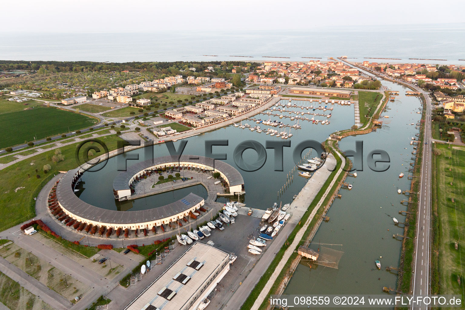 Casalborsetti dans le département Émilie-Romagne, Italie vue du ciel