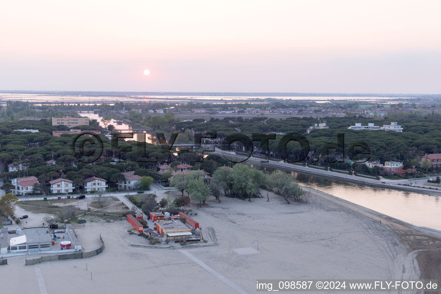 Vue aérienne de Lido degli Estensi dans le département Émilie-Romagne, Italie