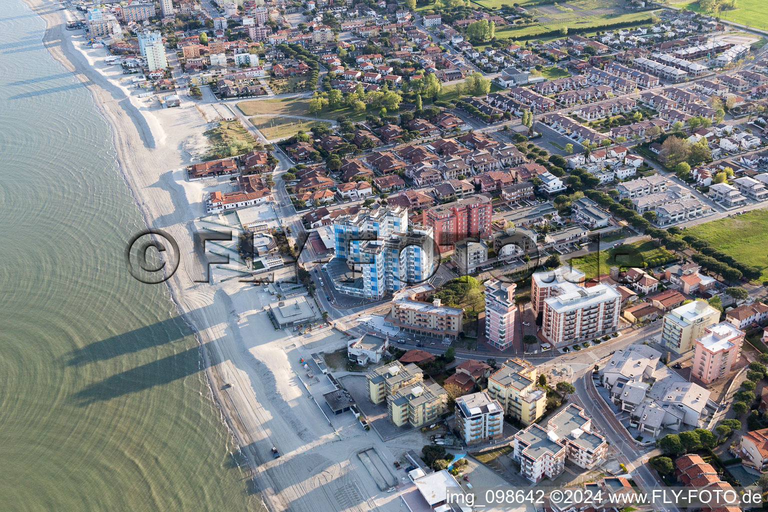 Vue aérienne de Quartier Lido di Pomposa-Lido degli Scacchi in Comacchio dans le département Ferrara, Italie