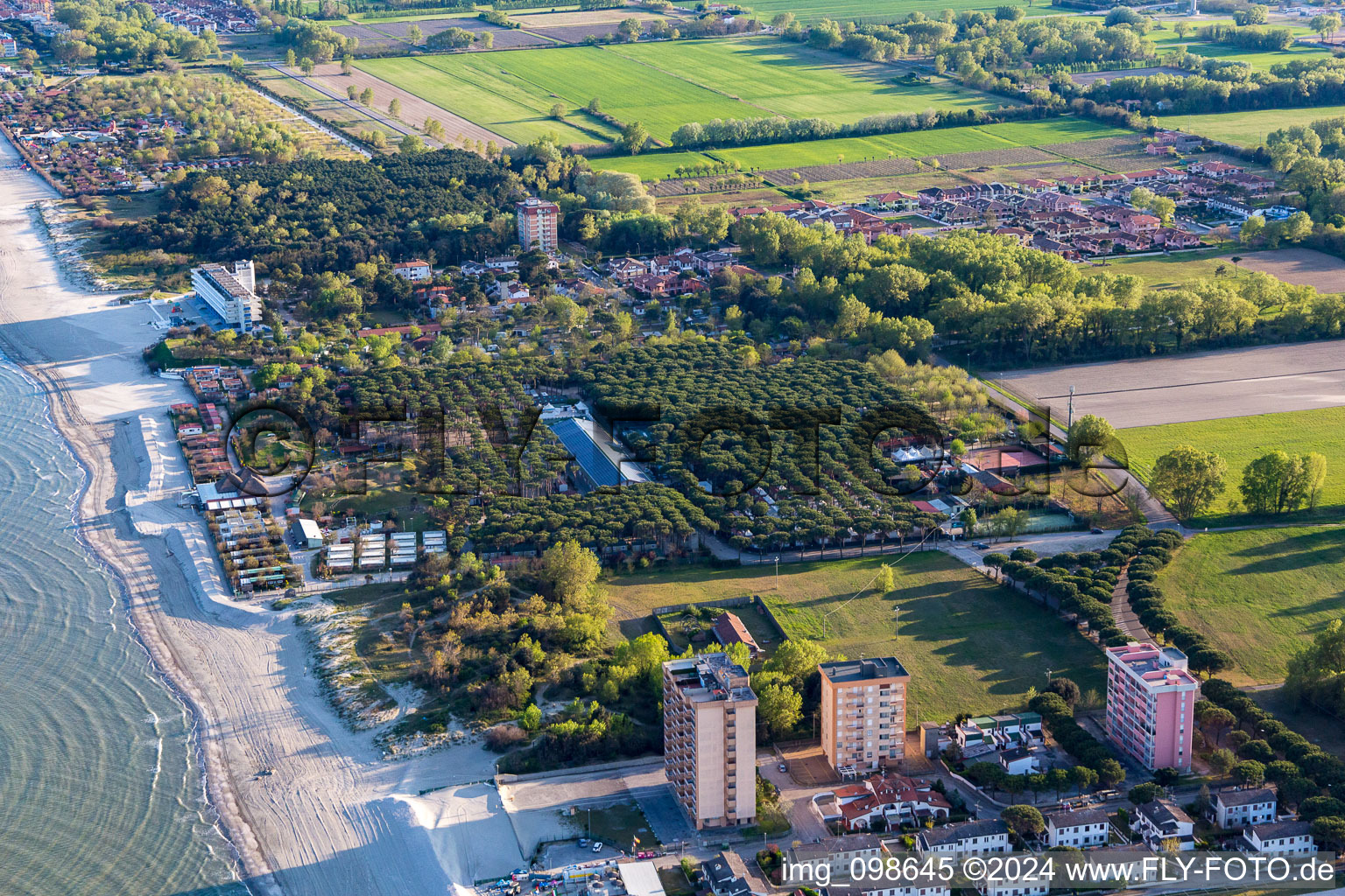 Vue aérienne de Quartier Lido di Pomposa-Lido degli Scacchi in Comacchio dans le département Ferrara, Italie