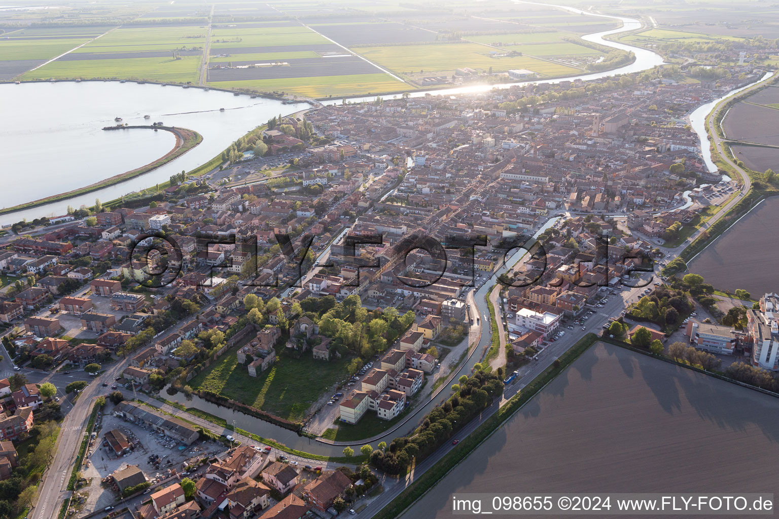 Vue aérienne de Comacchio dans le département Ferrara, Italie