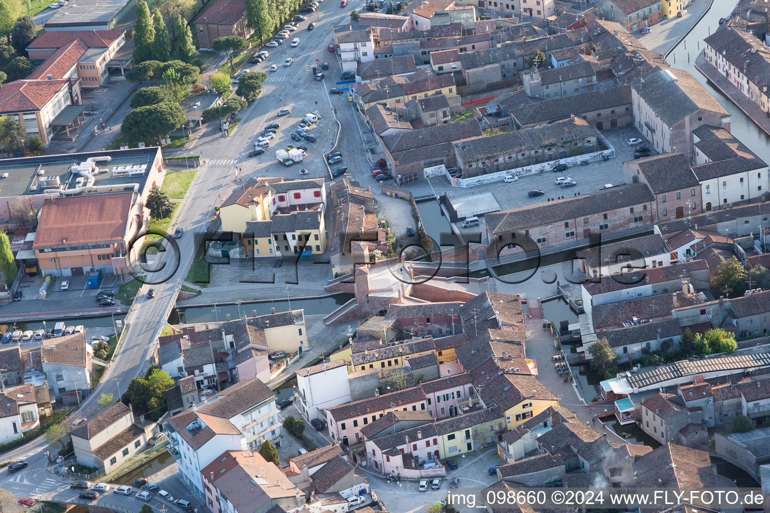 Vue d'oiseau de Comacchio dans le département Ferrara, Italie