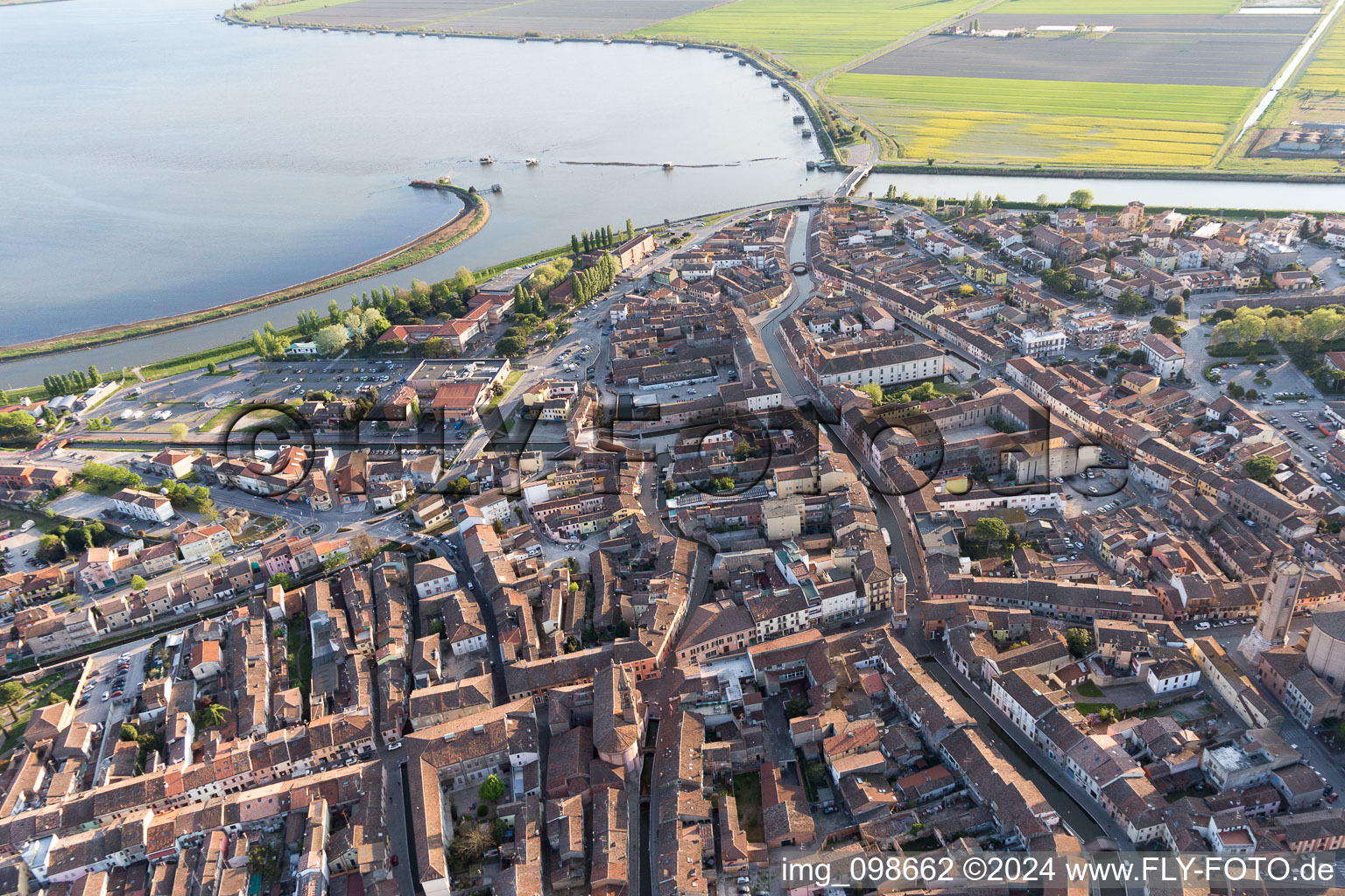 Comacchio dans le département Ferrara, Italie hors des airs