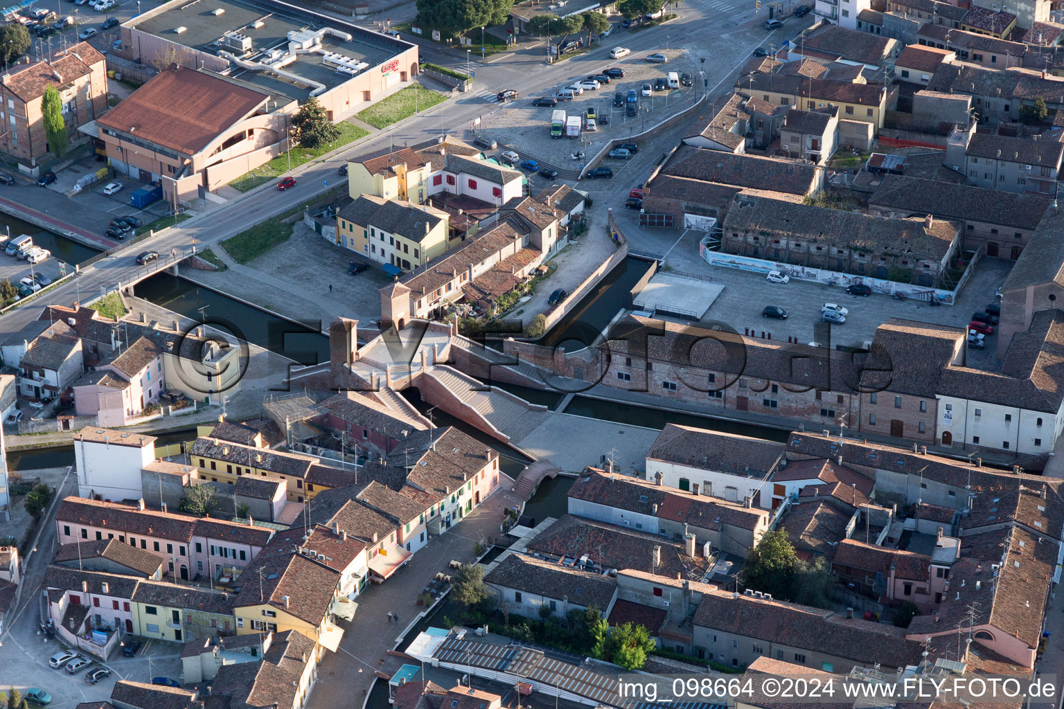 Comacchio dans le département Ferrara, Italie vue d'en haut