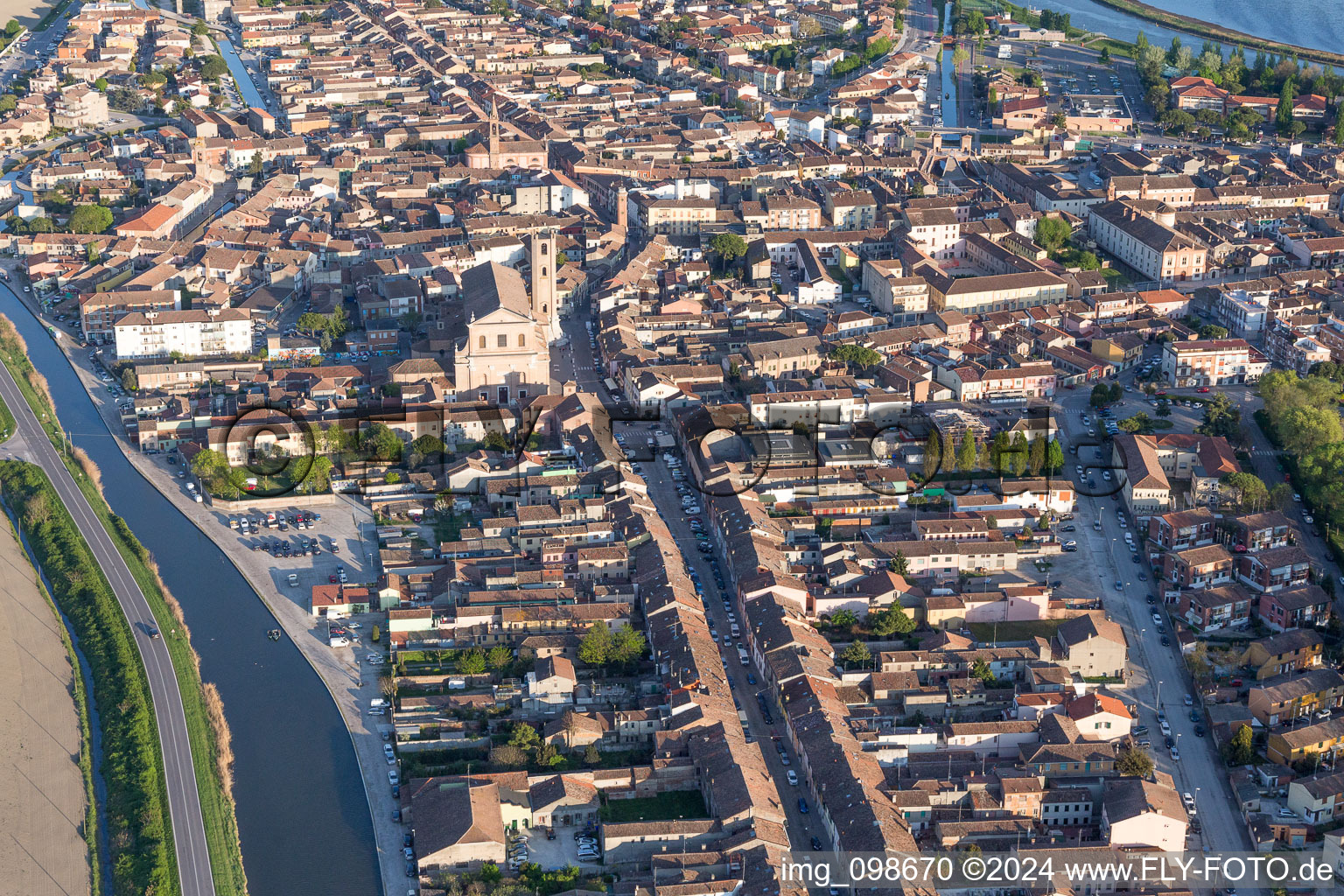 Comacchio dans le département Ferrara, Italie du point de vue du drone