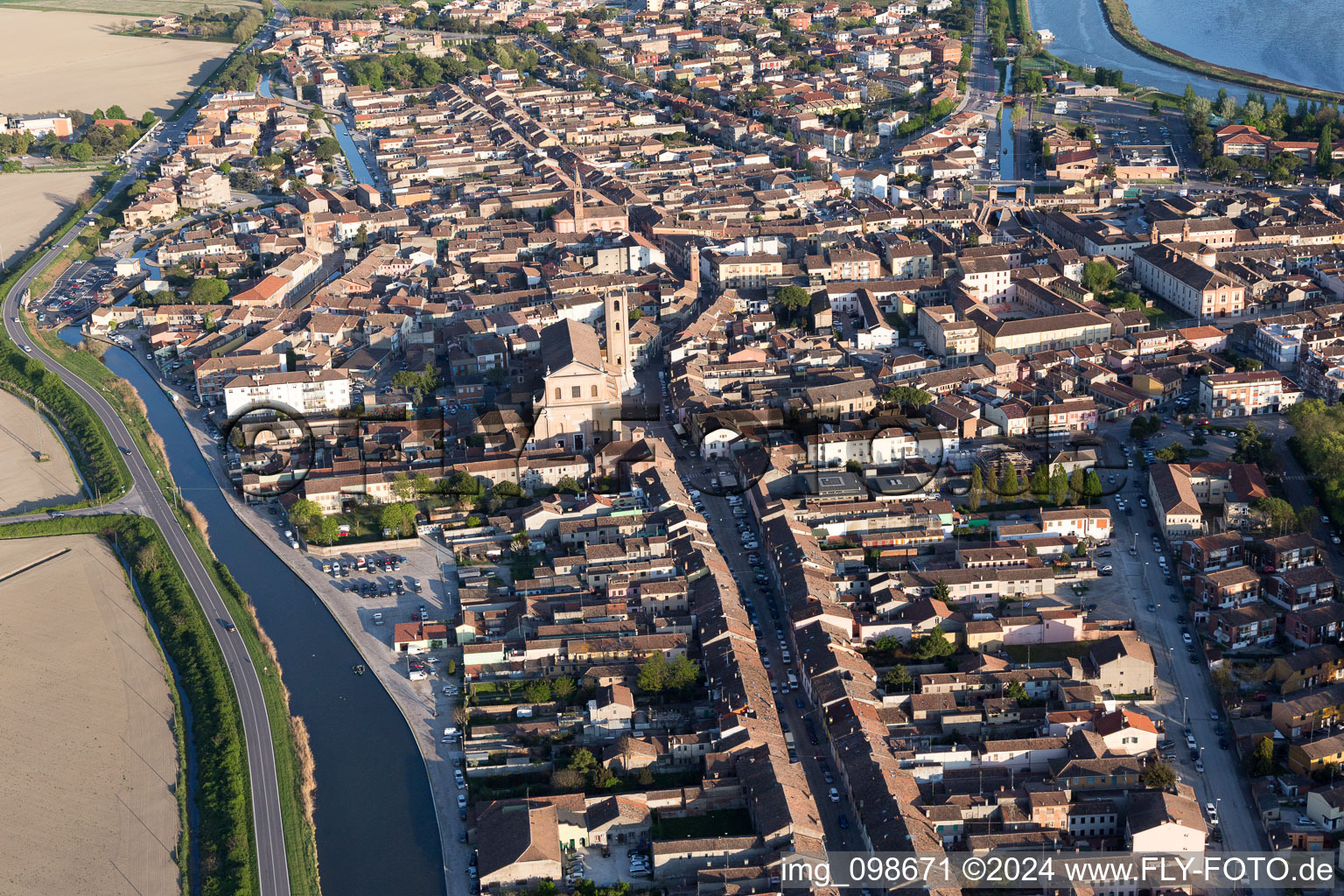 Vue oblique de Comacchio dans le département Ferrara, Italie