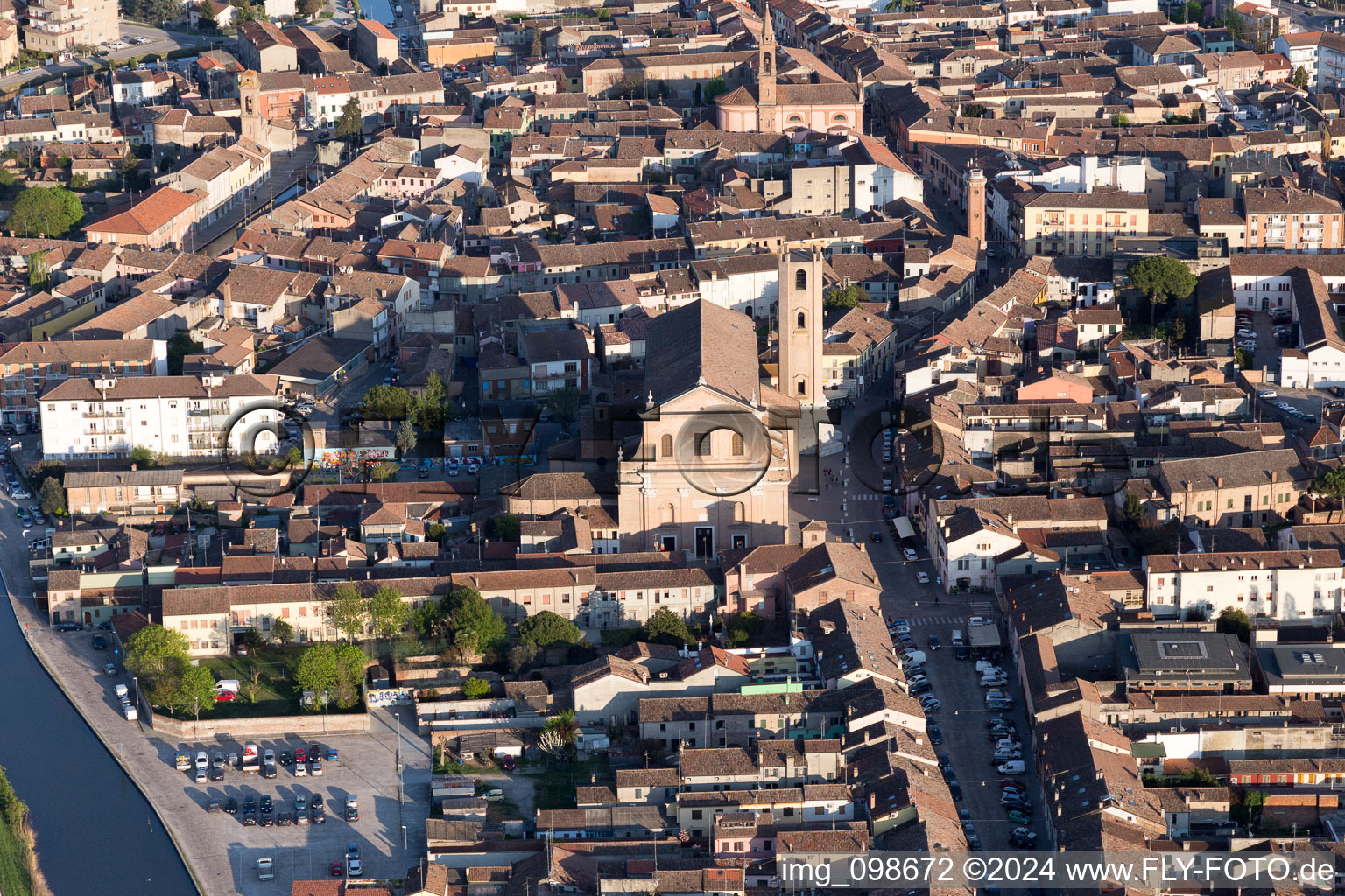 Comacchio dans le département Ferrara, Italie vu d'un drone