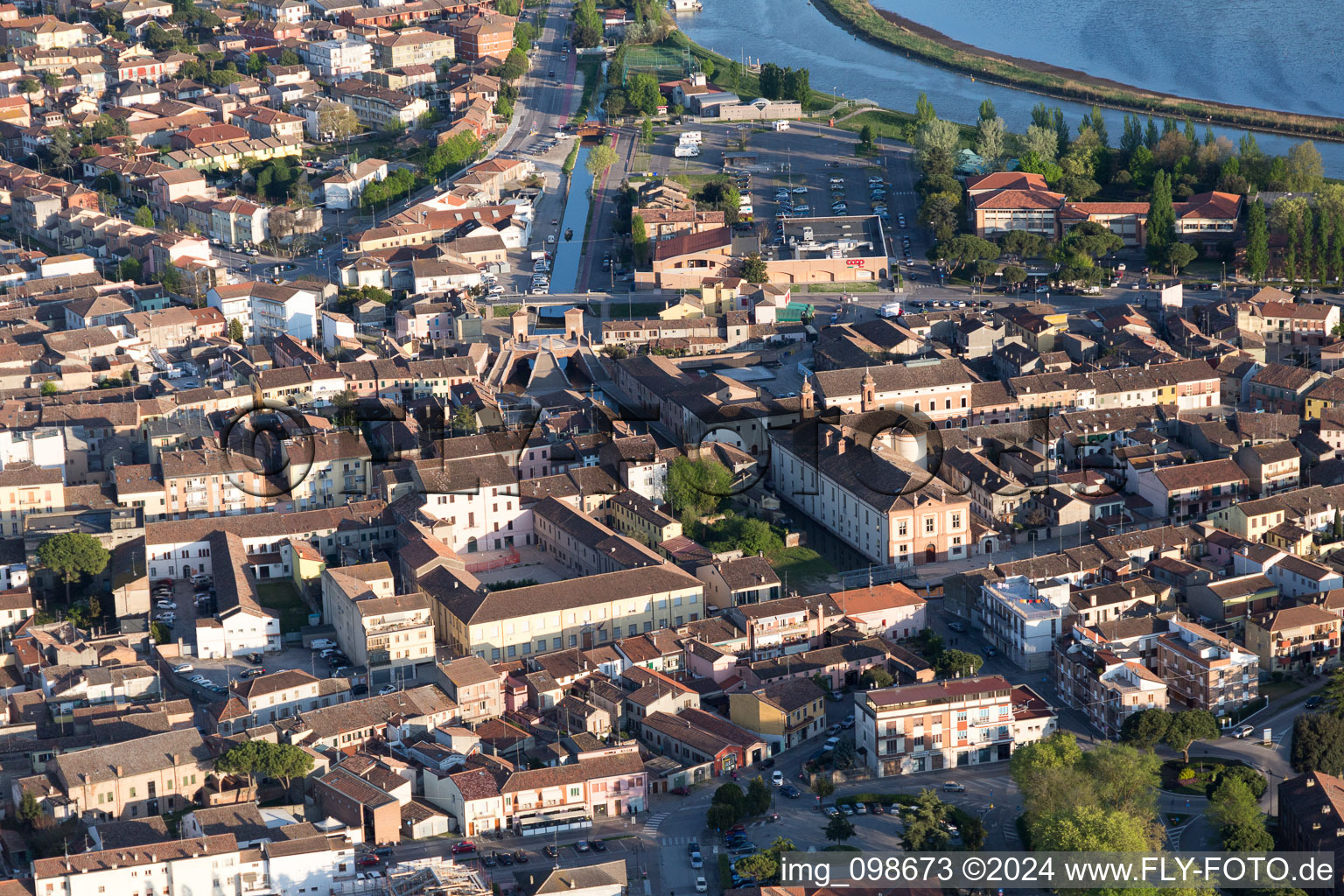 Vue aérienne de Comacchio dans le département Ferrara, Italie