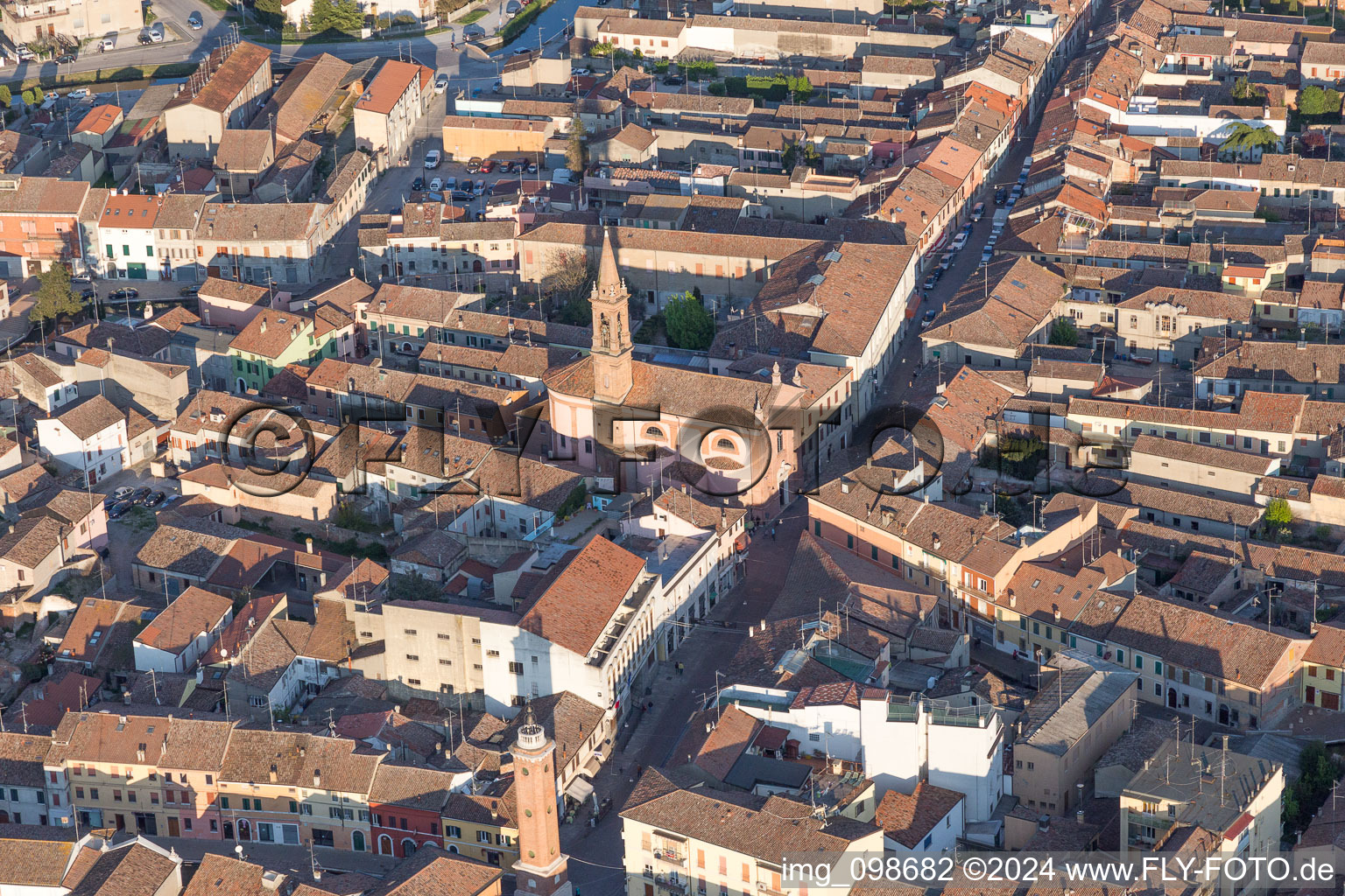 Vue d'oiseau de Comacchio dans le département Ferrara, Italie