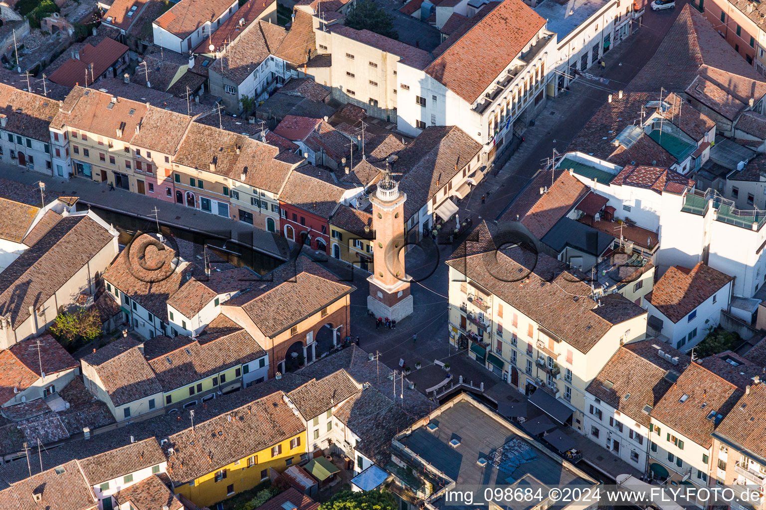 Vue aérienne de Tour Torre Civica sur une place entre des rues historiques étroites en Émilie-Romagne à Comacchio dans le département Ferrara, Italie