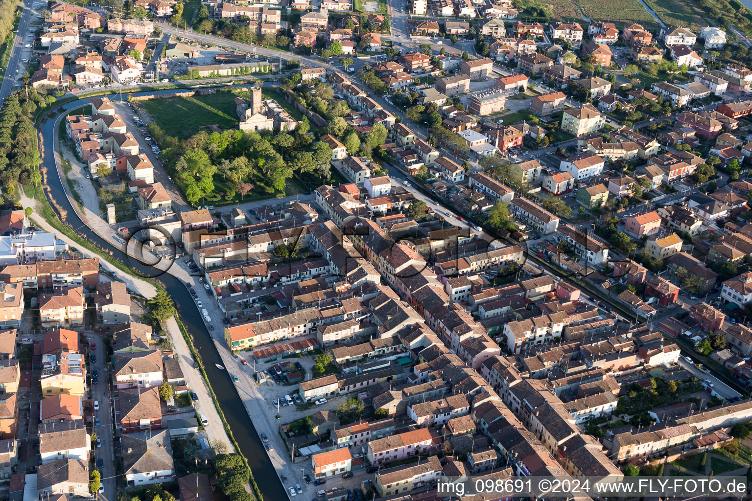 Vue oblique de Comacchio dans le département Ferrara, Italie