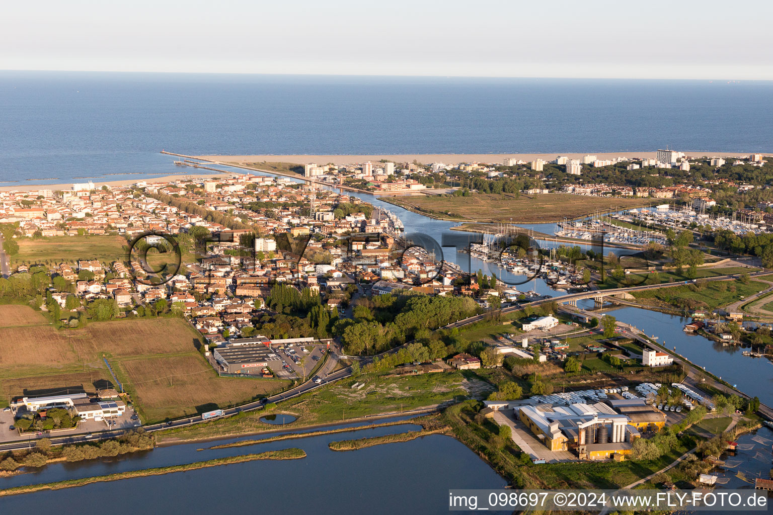 Photographie aérienne de Porto Garibaldi dans le département Émilie-Romagne, Italie