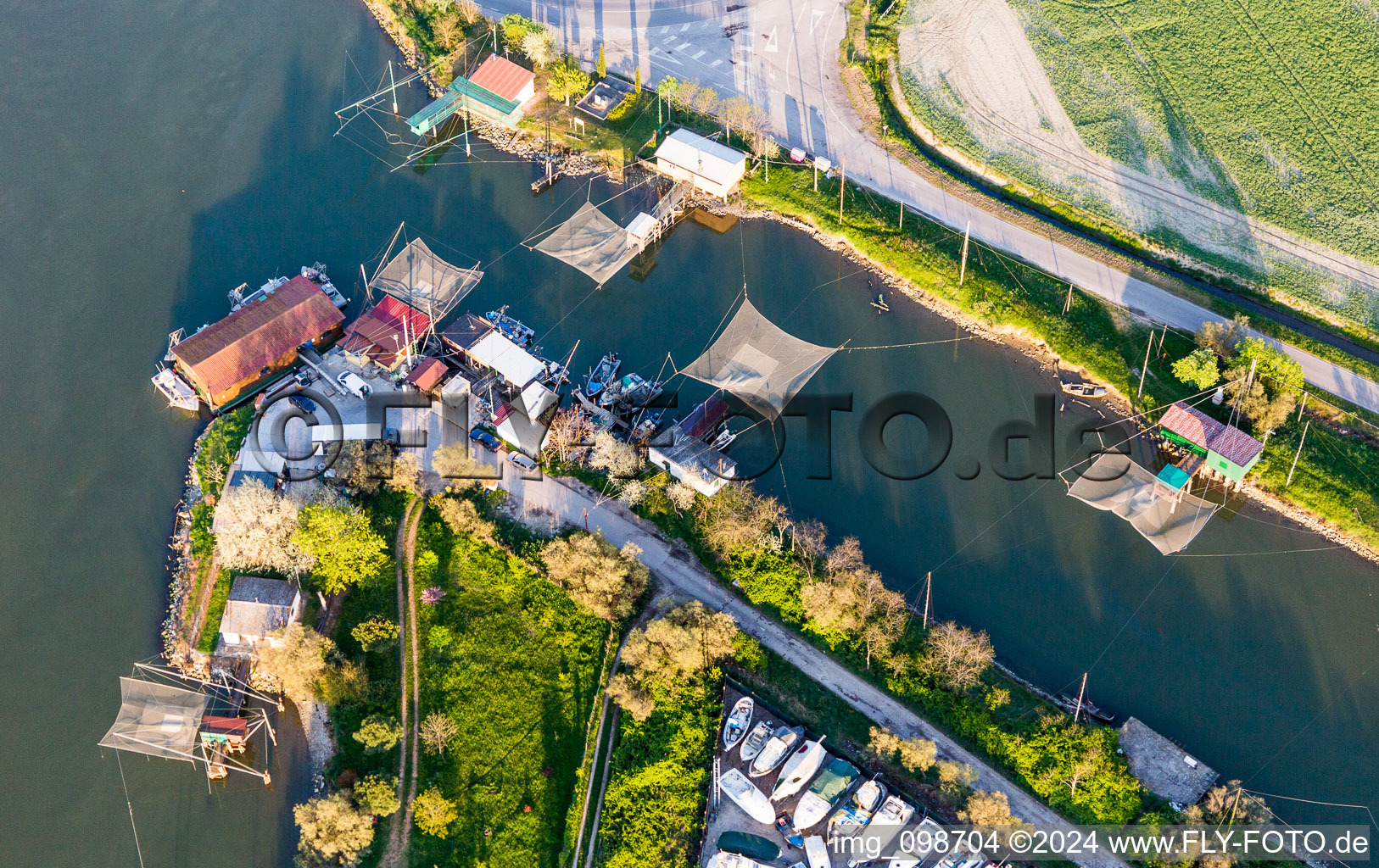 Vue aérienne de Pêcheurs au filet fluvial sur le canal en Porto Garibaldi en Émilie-Romagne à le quartier Porto Garibaldi in Comacchio dans le département Ferrara, Italie