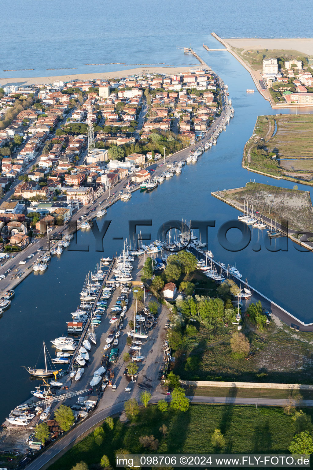 Vue aérienne de Canal vers la côte maritime de l'Adriatique à Porto Garibaldi en Émilie-Romagne à Comacchio dans le département Ferrara, Italie