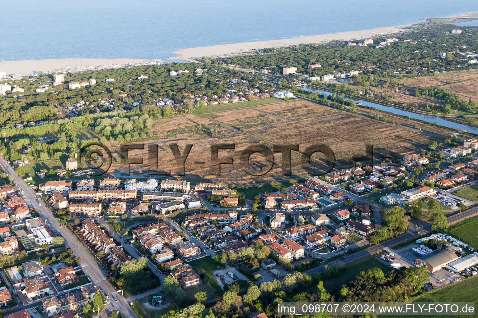 Porto Garibaldi dans le département Émilie-Romagne, Italie vue d'en haut