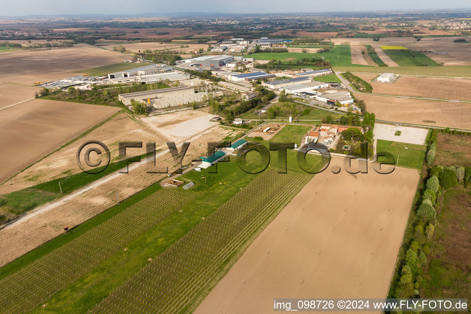 Vue aérienne de Piste avec zone de voie de circulation de l'aérodrome Pista Aerei Leggeri à Codroipo dans le département Udine, Italie