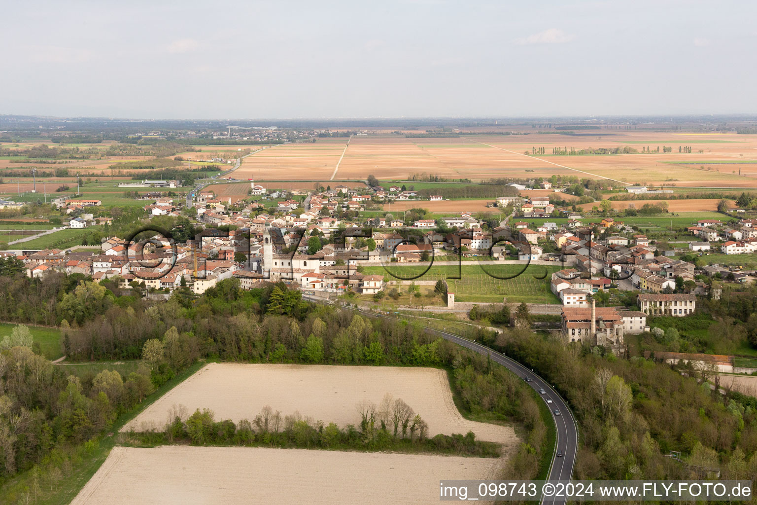 Vue aérienne de Dignano dans le département Frioul-Vénétie Julienne, Italie