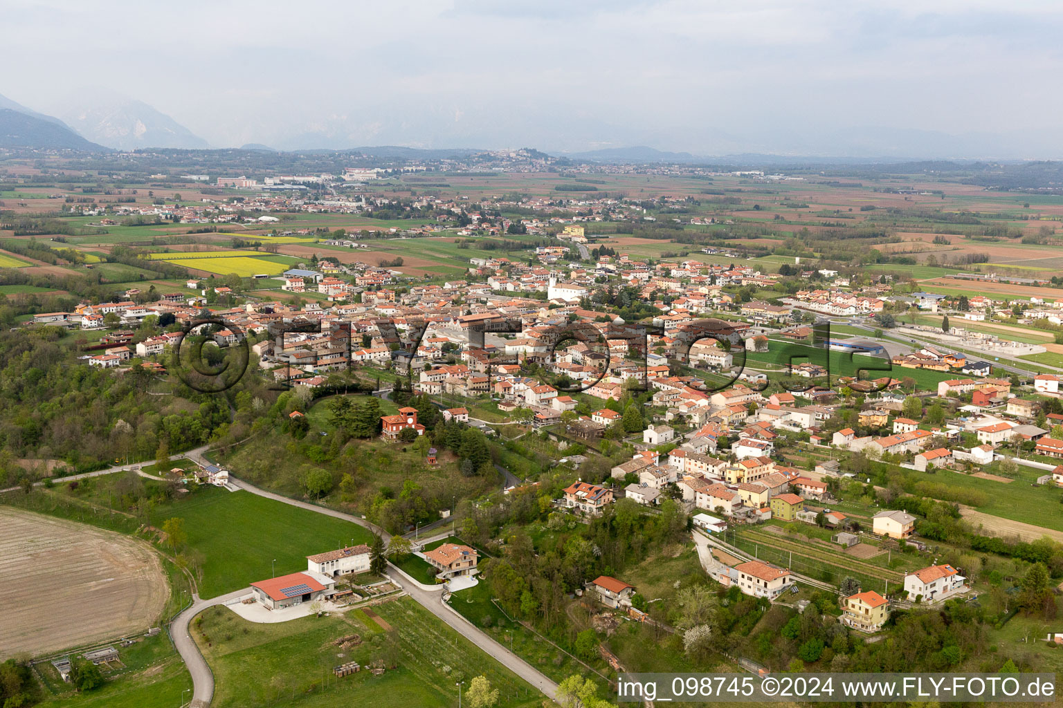 Vue aérienne de Carpacco dans le département Frioul-Vénétie Julienne, Italie