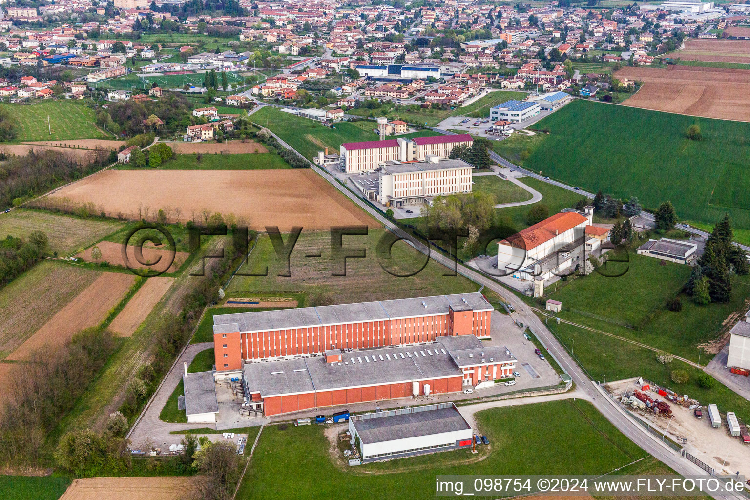 Vue aérienne de Entrepôts pour l'affinage des jambons dans la zone commerciale de Prosciuttificio Friulano et Leoncini Prosciutti à San Daniele del Friuli dans le département Udine, Italie