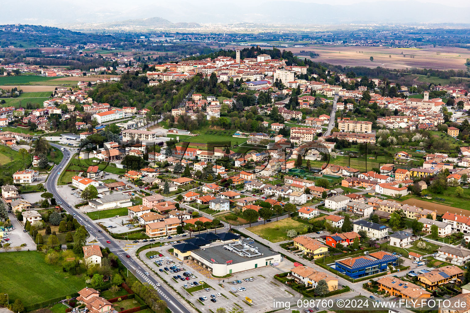 Vue aérienne de Vue des rues et des maisons des quartiers résidentiels à San Daniele del Friuli dans le département Udine, Italie