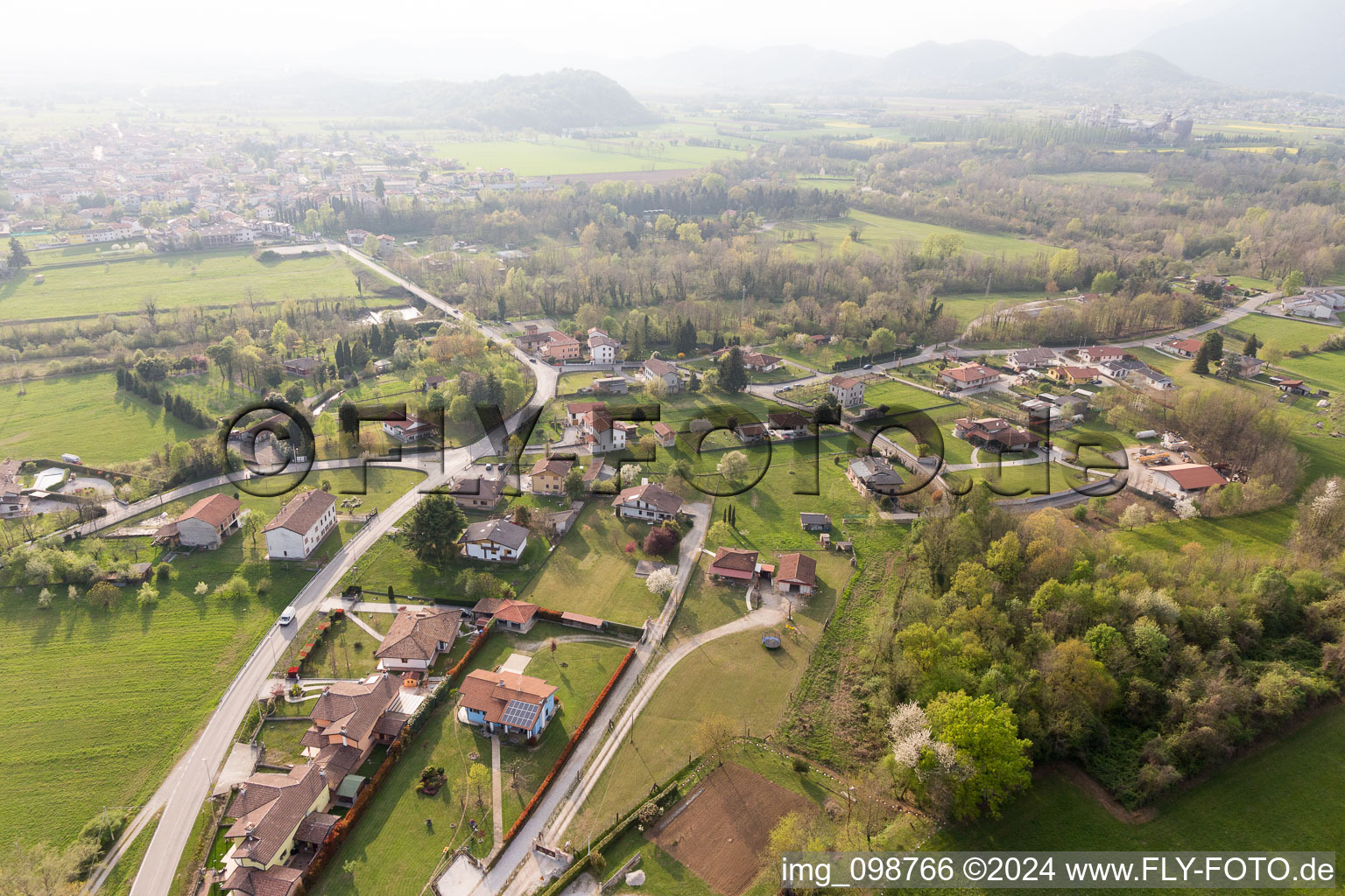 Vue aérienne de Borgo Ampiano dans le département Frioul-Vénétie Julienne, Italie